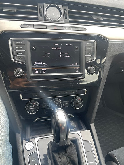 Volkswagen Passat 10 of 12