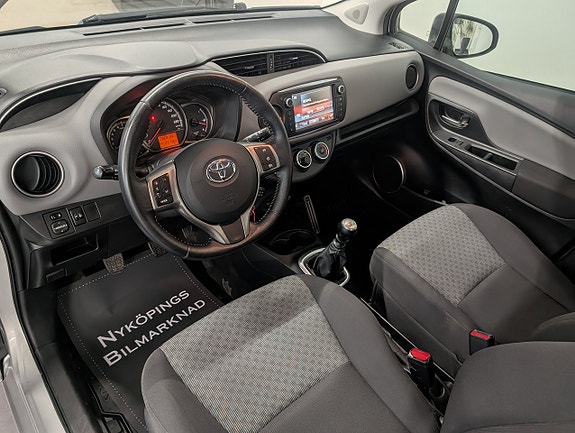 Toyota Yaris 7 of 16