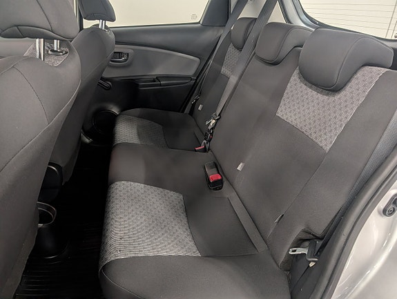 Toyota Yaris 9 of 16