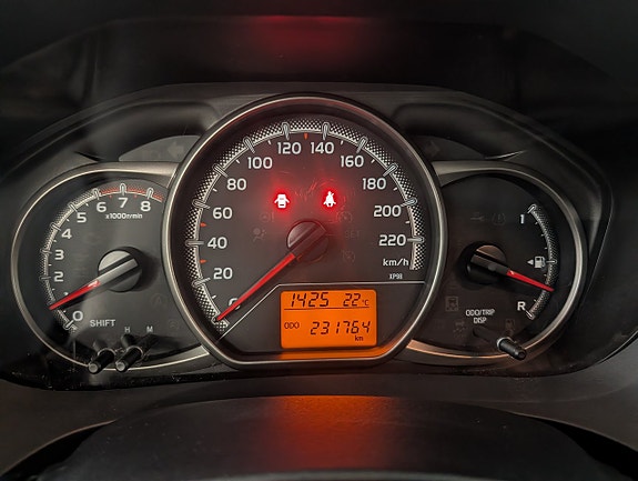 Toyota Yaris 12 of 16
