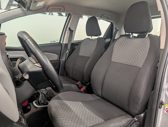 Toyota Yaris 8 of 16