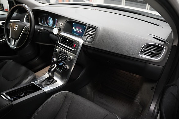 Volvo V60 Cross Country 8 of 20