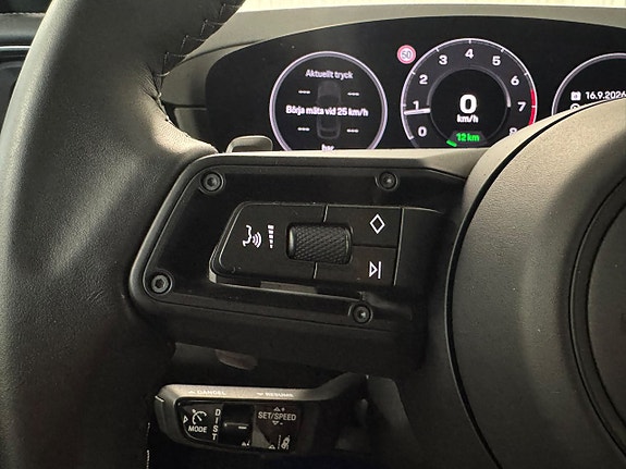 Porsche Cayenne 15 of 30