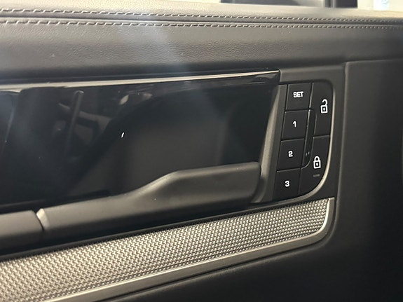 Porsche Cayenne 11 of 30