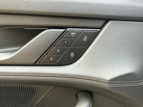 Porsche Taycan 14 of 15
