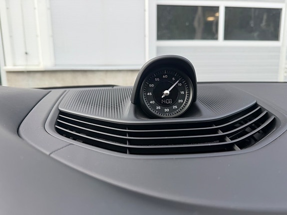 Porsche Taycan 10 of 15