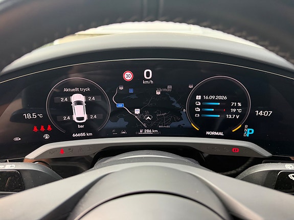 Porsche Taycan 7 of 15