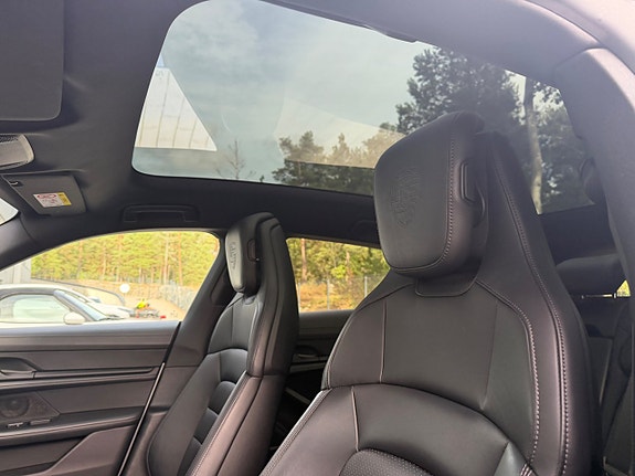 Porsche Taycan 11 of 15