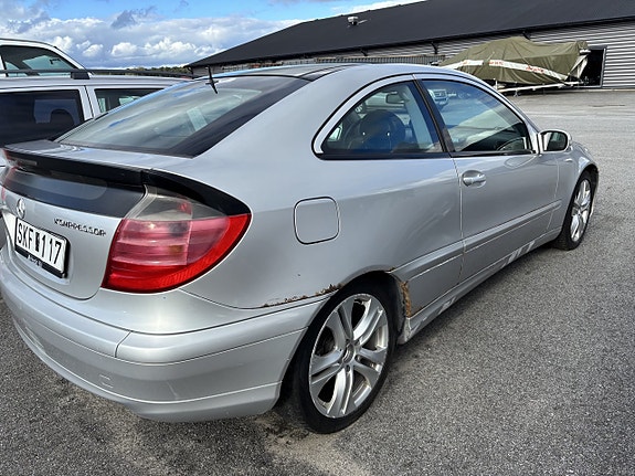 Mercedes-Benz C200 2 of 6