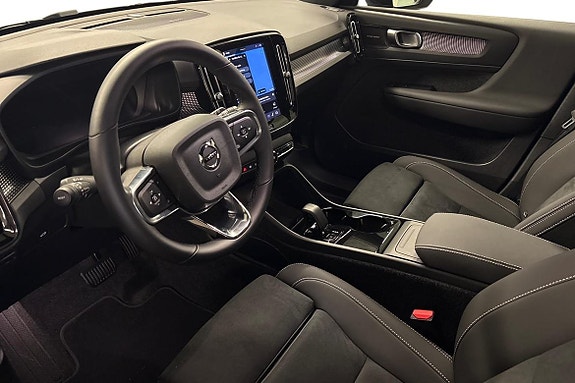 Volvo EX40 8 of 19