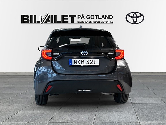 Toyota Yaris 4 of 12