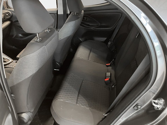 Toyota Yaris 7 of 12