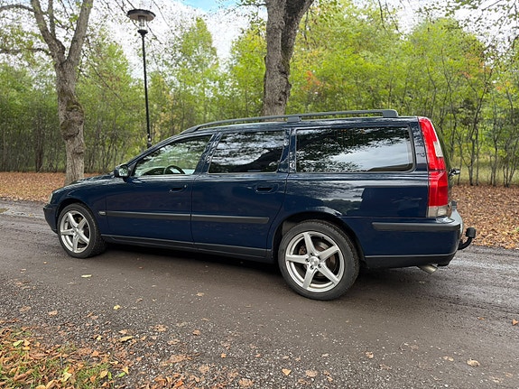 Volvo V70 2 of 6