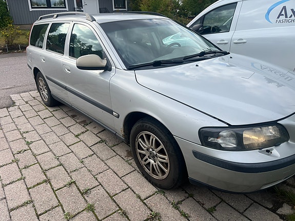Volvo V70 2 of 8