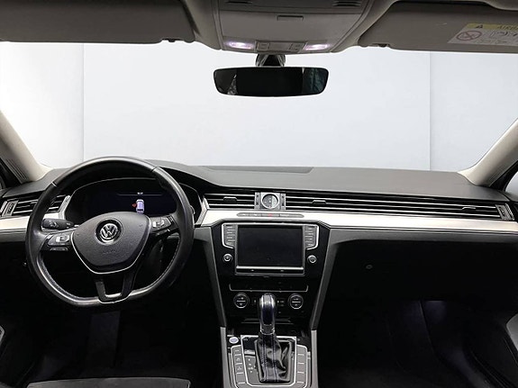 Volkswagen Passat 13 of 24