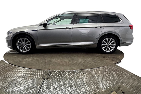 Volkswagen Passat 10 of 28