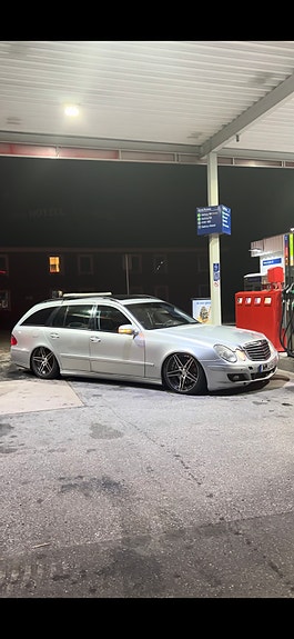 Mercedes-Benz E320 9 of 9
