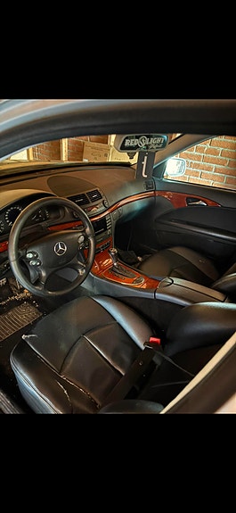 Mercedes-Benz E320 6 of 9