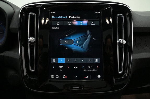 Volvo XC40 17 of 27
