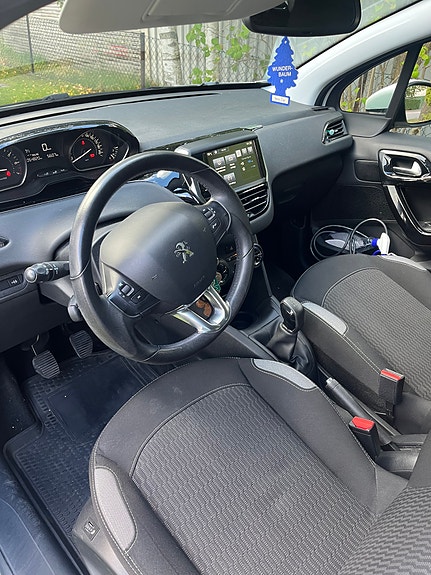Peugeot 208 2 of 6