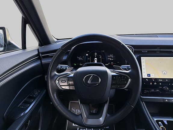 Lexus LBX 9 of 15