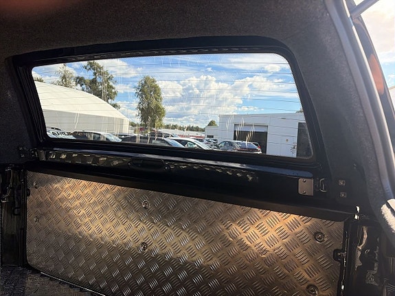 Toyota HiLux 20 of 30