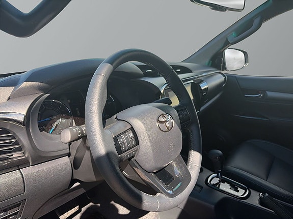 Toyota HiLux 11 of 30