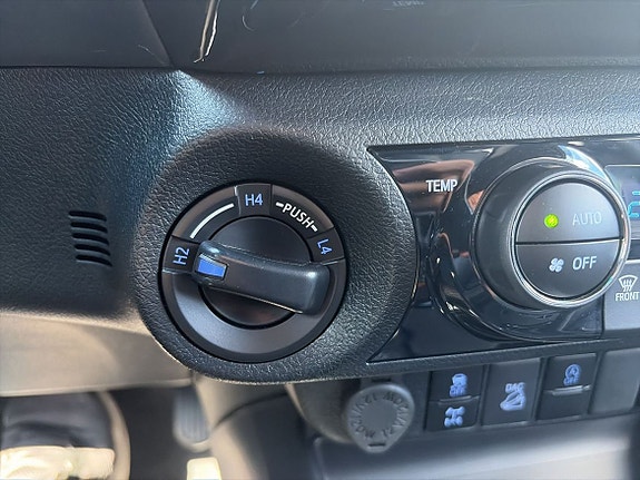 Toyota HiLux 26 of 30