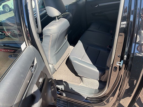 Toyota HiLux 9 of 30