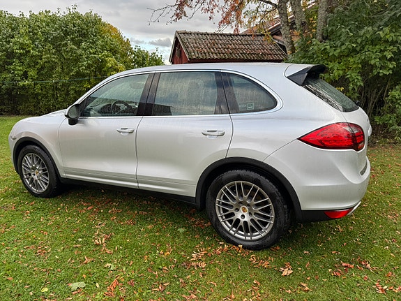 Porsche Cayenne 2 of 11