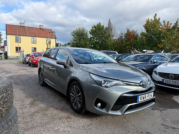 Toyota Avensis 2 of 12