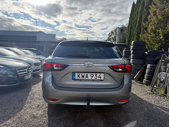 Toyota Avensis 4 of 12
