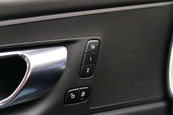 Volvo XC60 13 of 23