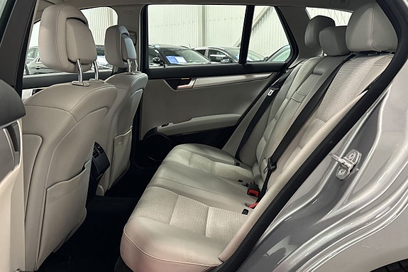 Mercedes-Benz C220 10 of 23