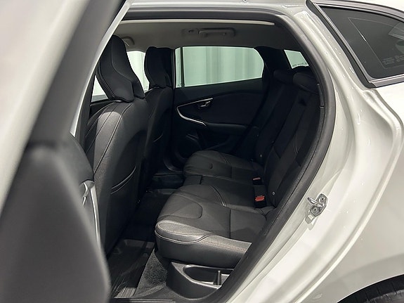 Volvo V40 Cross Country 7 of 13