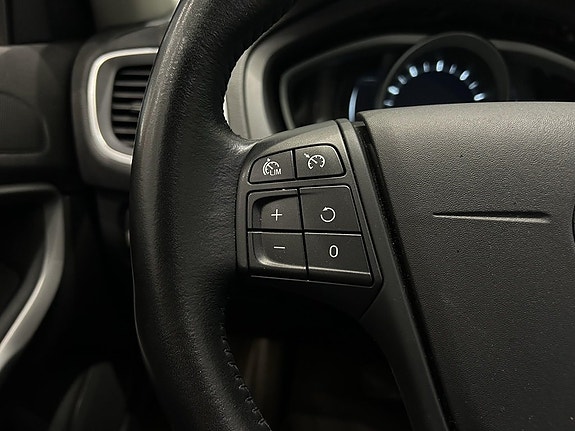 Volvo V40 Cross Country 10 of 13