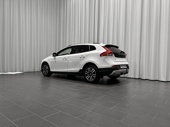 Volvo V40 Cross Country 3 of 13