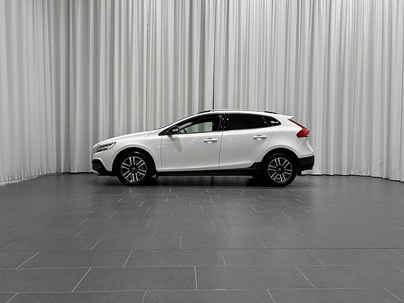 Volvo V40 Cross Country 2 of 13