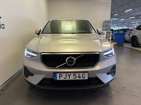 Volvo XC40 2 of 17