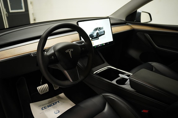 Tesla Model Y 8 of 24