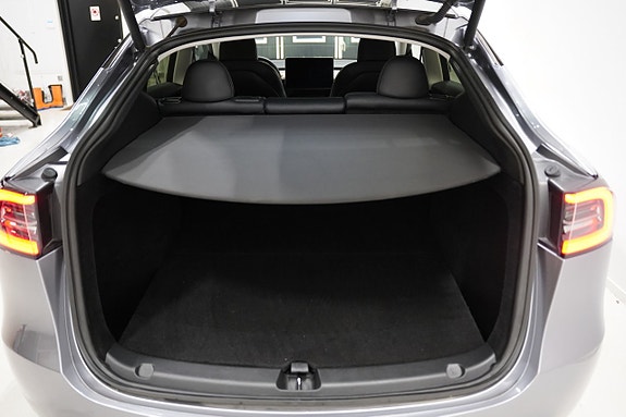 Tesla Model Y 23 of 24