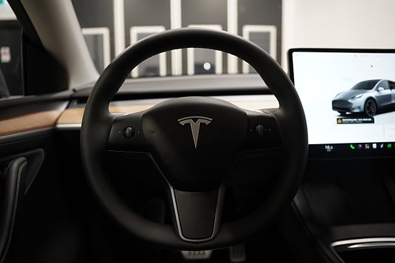 Tesla Model Y 14 of 24