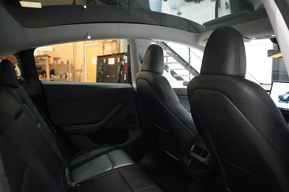 Tesla Model Y 22 of 24