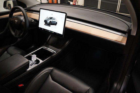 Tesla Model Y 12 of 24
