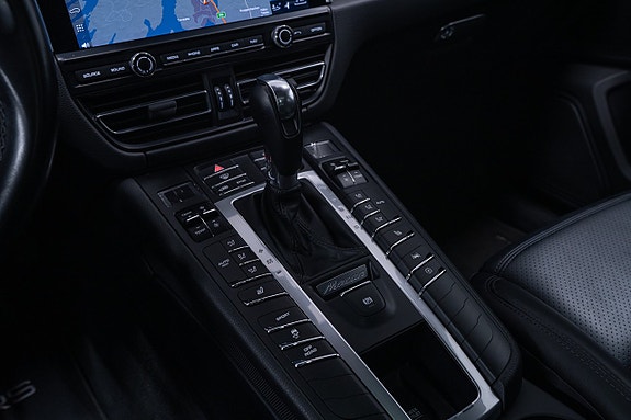Porsche Macan 21 of 24