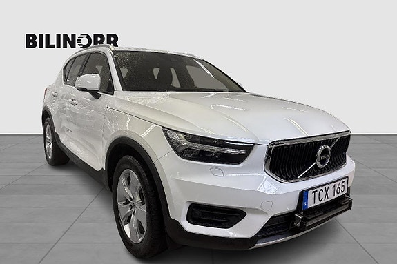 Volvo XC40 2 of 11