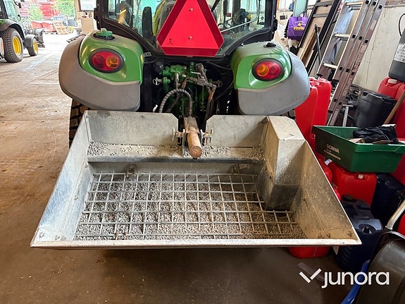 Traktor John Deere 3045R med vikplog och sandspridare 5 of 30