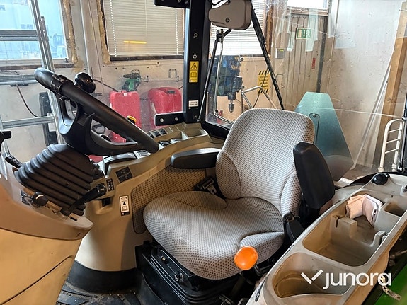 Traktor John Deere 3045R med vikplog och sandspridare 29 of 30