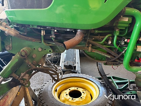 Traktor John Deere 3045R med vikplog och sandspridare 27 of 30
