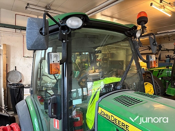Traktor John Deere 3045R med vikplog och sandspridare 22 of 30